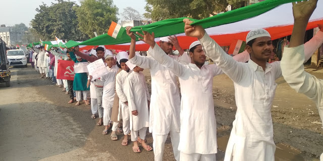 एनआरसी और सीएए के विपक्ष में लोगों ने बनाया मानव श्रृंखला 