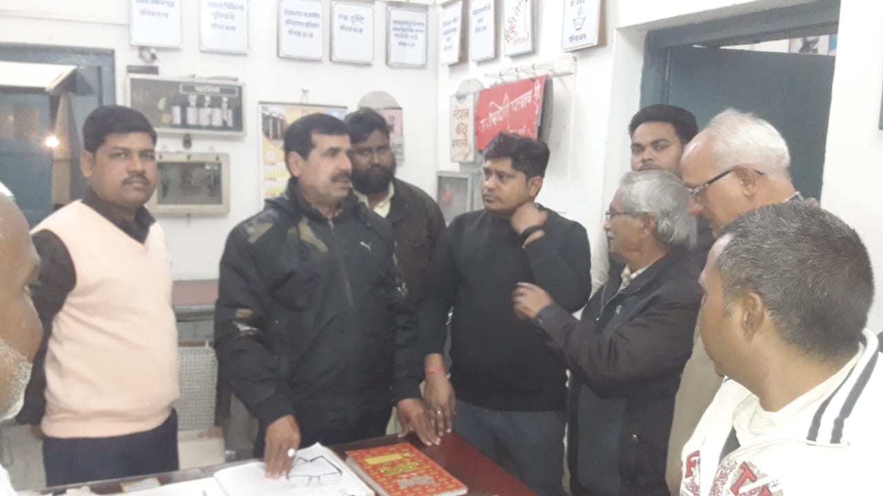ट्रेन के संबंध में रवि गुप्ता अचानक पहुंचे रेलवे स्टेशन