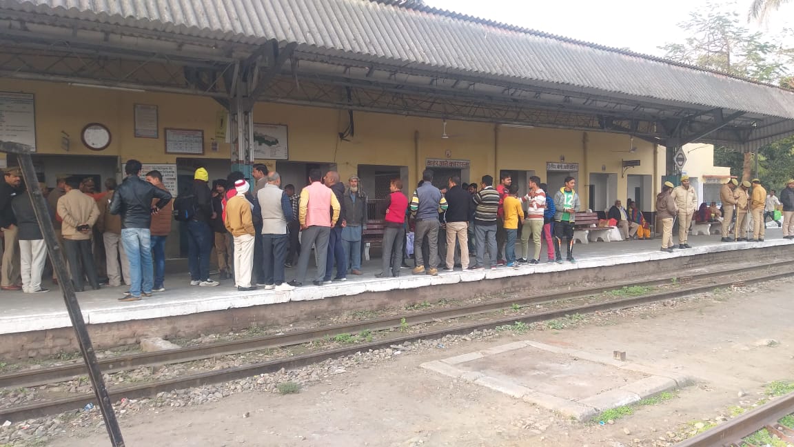 मैलानी से बहराइच तक रेल बंद करने के फैसले के खिलाफ विरोध जताने के पलिया के लोग उपस्थित