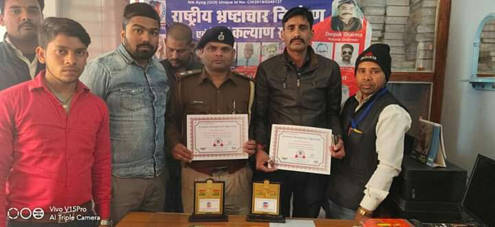 कुशल कार्यों के लिए चनपटिया तथा कुमारबाग थाना अध्यक्ष को कल्याण संघ के पदाधिकारियों द्वारा किया गया सम्मानित।। 