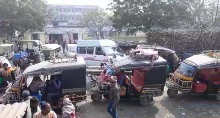 चीनी मिल के गन्ना लदी गाड़ियों के सड़क जाम में मरीज को गंवानी पड़ी जान,चीनी मिल और प्रशासन है बेखबर।