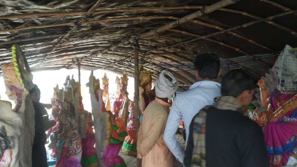 पीओपी से बनी मां सरस्वती की मूर्ति बगहा के ग्राहकों को खासा पसन्द आ रहा हैं