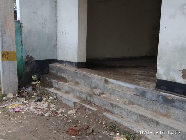 चिरागतले अंधेरा को चरितार्थ करता बेतिया नगर परिषद् भवन नगर परिषद भवन स्वयं अपनी स्वच्छता अभियान पर काला धब्बा