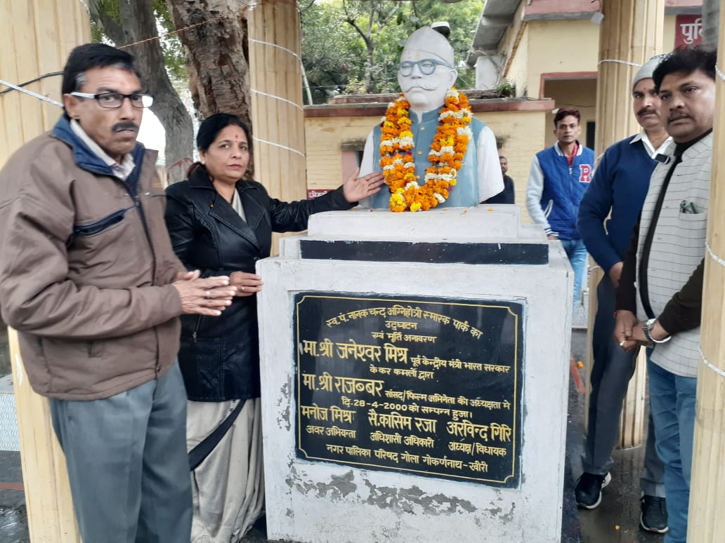 मीनाक्षी अग्रवाल ने चंद्र अग्निहोत्री मूर्ति पर माल्यार्पण करके विनम्र श्रद्धांजलि अर्पित की