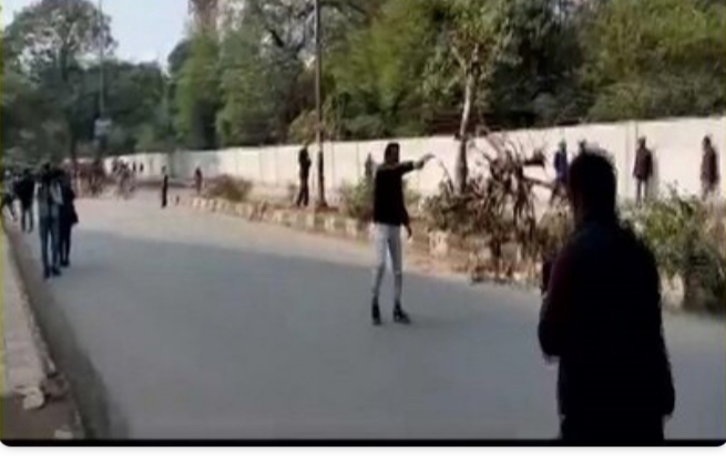 दिल्ली के जामिया इलाके में नागरिकता कानून के खिलाफ मार्च से पहले फायरिंग एक व्यक्ति घायल