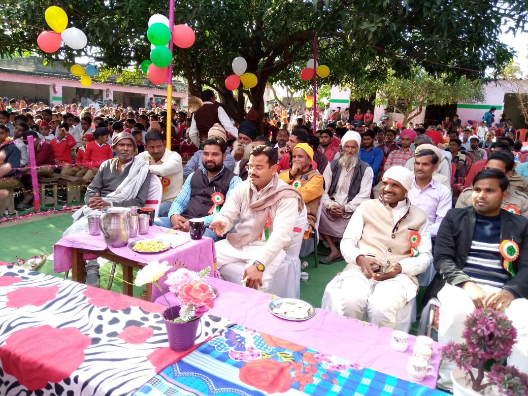 बसंत पंचमी के अवसर पर डी एस पब्लिक स्कूल सिनहोना मैं वार्षिकोत्सव मैं पहुंचे मुख्य अतिथि आशीष मिश्रा उर्फ मोनू भैया