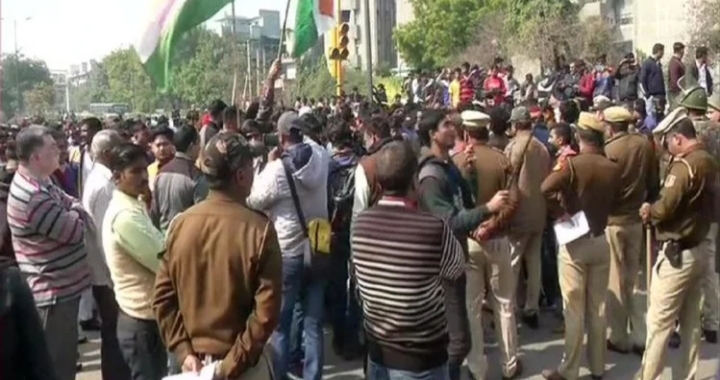 शाहीन बाग में चल रहे प्रदर्शन में तनाव की स्थिति रास्ता खुलवाने के लिए प्रदर्शन स्थल पर कुछ लोग पहुंचे