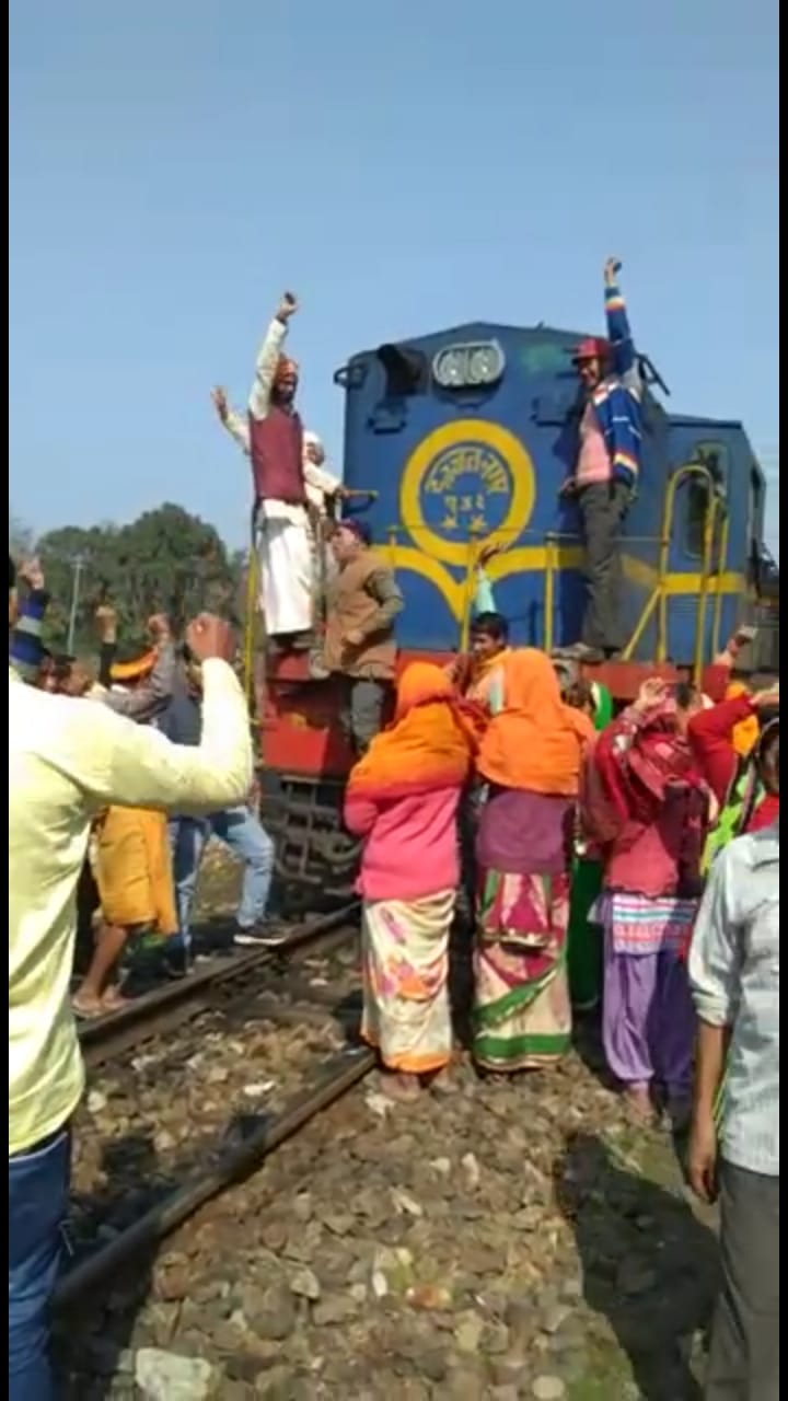 मैलानी नानपारा के बीच ट्रेन बंद किए जाने की सूचना को लेकर क्षेत्र में भारी आक्रोश