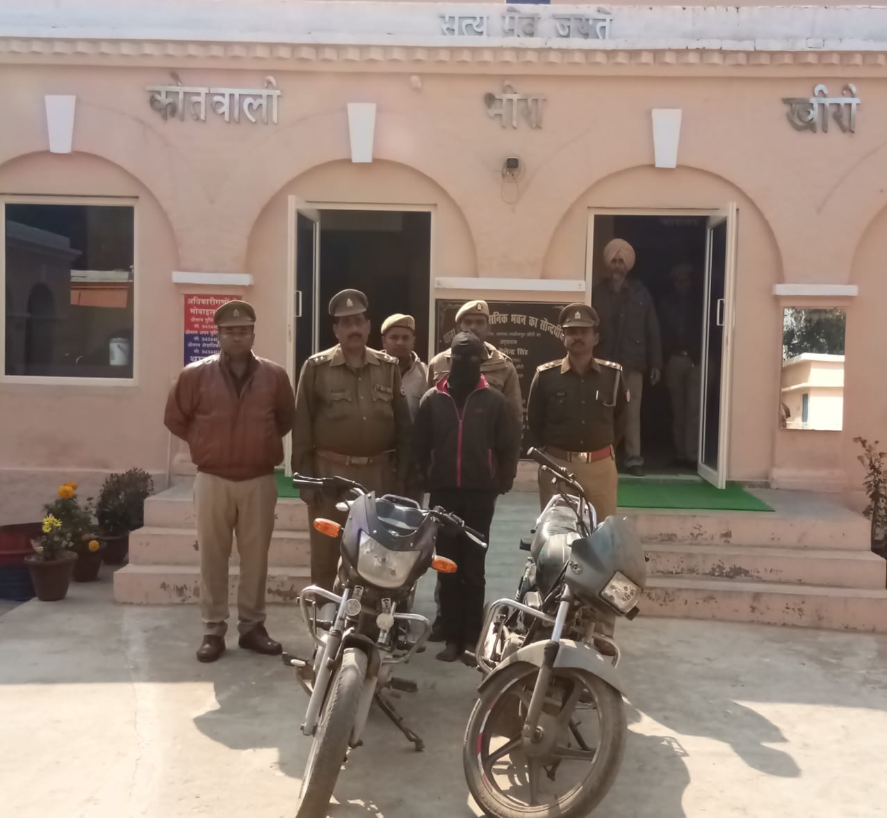 शातिर वाहन चोर अवैध शस्त्र के साथ भीरा पुलिस ने किया गिरफ्तार
