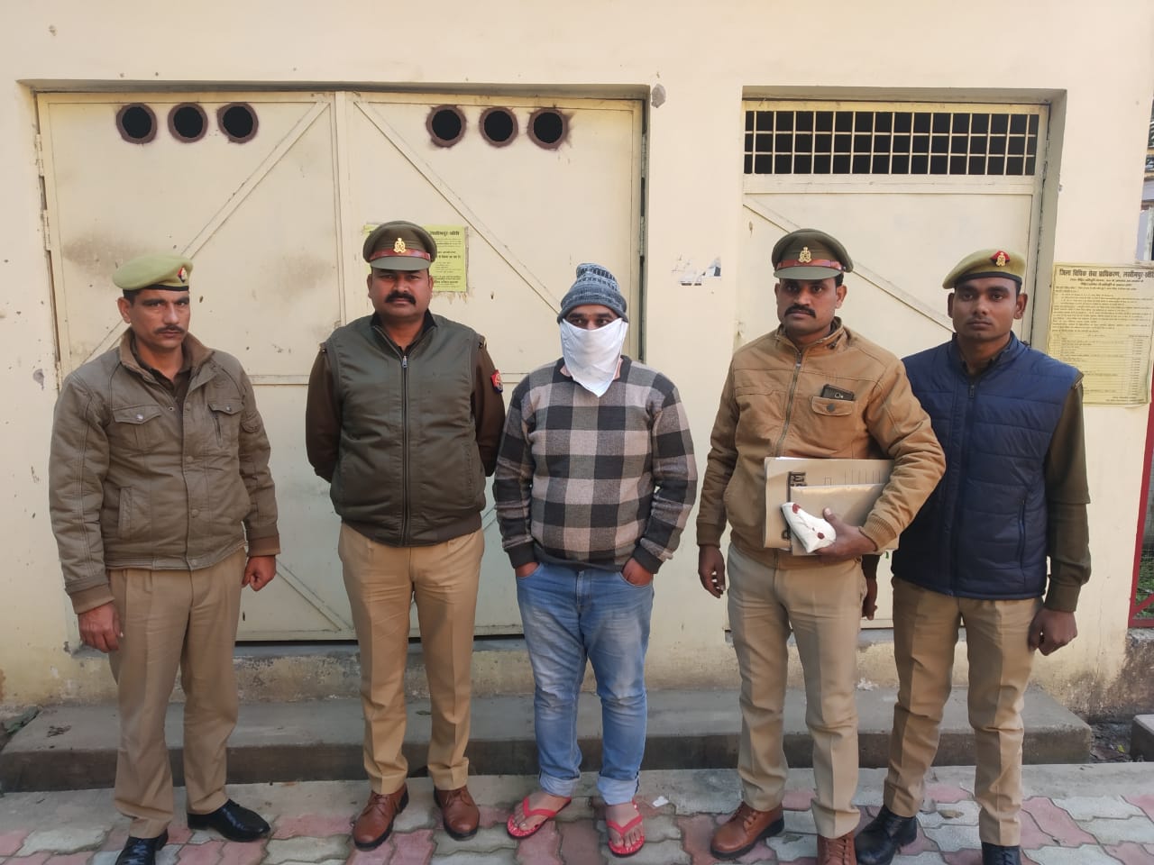 गश्त के दौरान एक अभियुक्त को किया गया गिरफ्तार तमंचे सहित
