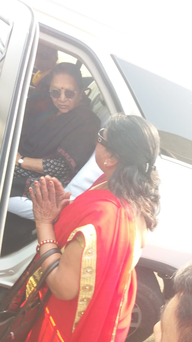 दुधवा टाइगर रिजर्व का भ्रमण करने पहुंची राज्यपाल आनंदीबेन पटेल पलिया हवाई पट्टी से निकलते समय गाड़ी रोक कर भाजपा महिला मोर्चा की उपाध्यक्ष कुंता अग्रव