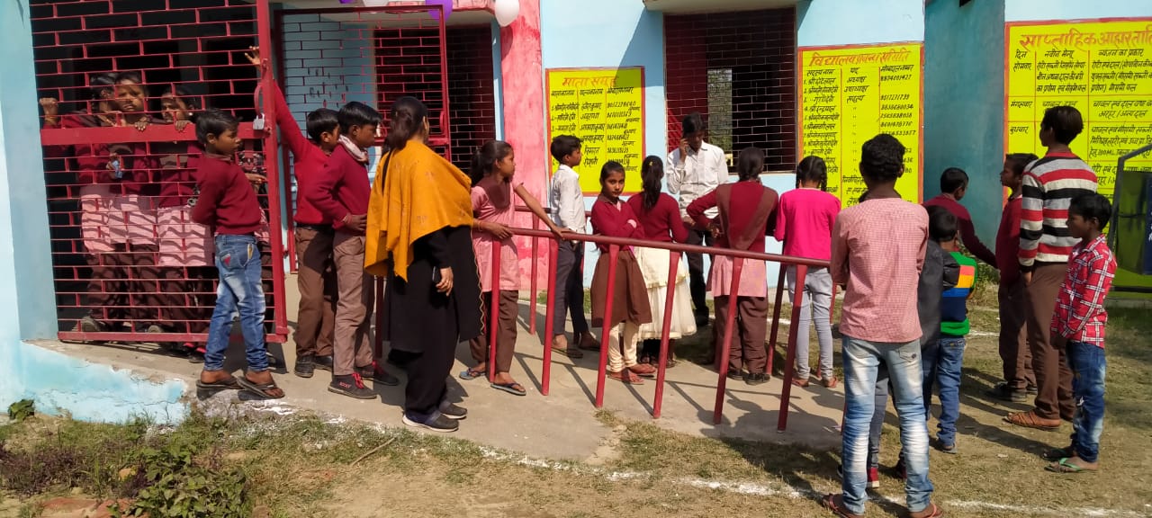 कार्यक्रम में दिखी  अव्यवस्था पानी के लिए है नहीं उपलब्ध गिलास