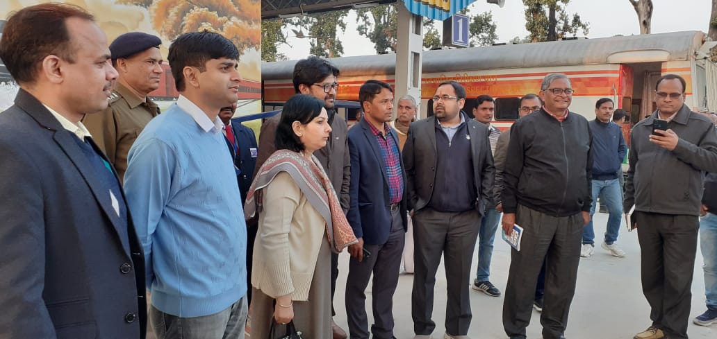लखीमपुर मैलानी खंड पर डीआर एम ने यात्री सुविधाओं के विकास तथा निर्माण कार्यों के परिपेक्ष में निरीक्षण यान द्वारा निरीक्षण