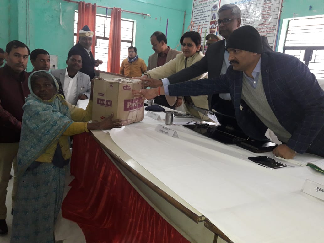 शिकायत लेकर आए महिला को जिला अधिकारी शैलेंद्र सिंह पैसे व वस्तुएं उपलब्ध कराई