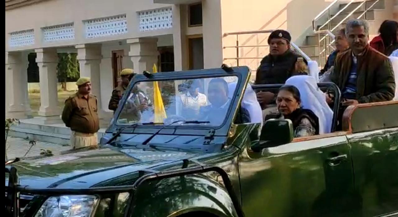 मोटिफाइड टाटा जेनान लोडल पर प्रदेश के राज्यपाल को कराया गया जंगल भ्रमण डीएम खीरी सहित दुधवा प्रशासन के बहुत बड़ी चूक