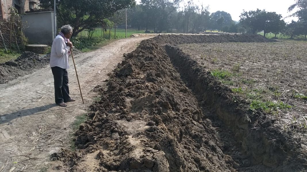 बगहा,मिट्टी कटाई से लाखों मूल्य के फसल बर्बाद, किसान ने संवेदक के विरुद्ध दर्ज कराया परिवाद