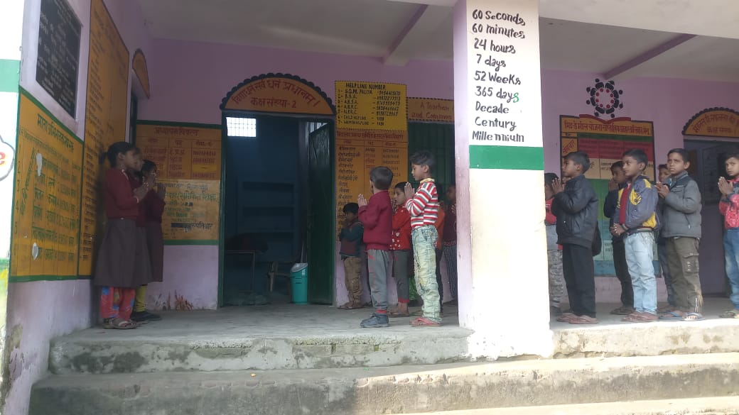 स्वच्छ अभियान व शिक्षा अभियान की धज्जियां उड़ती हुई स्कूलों में