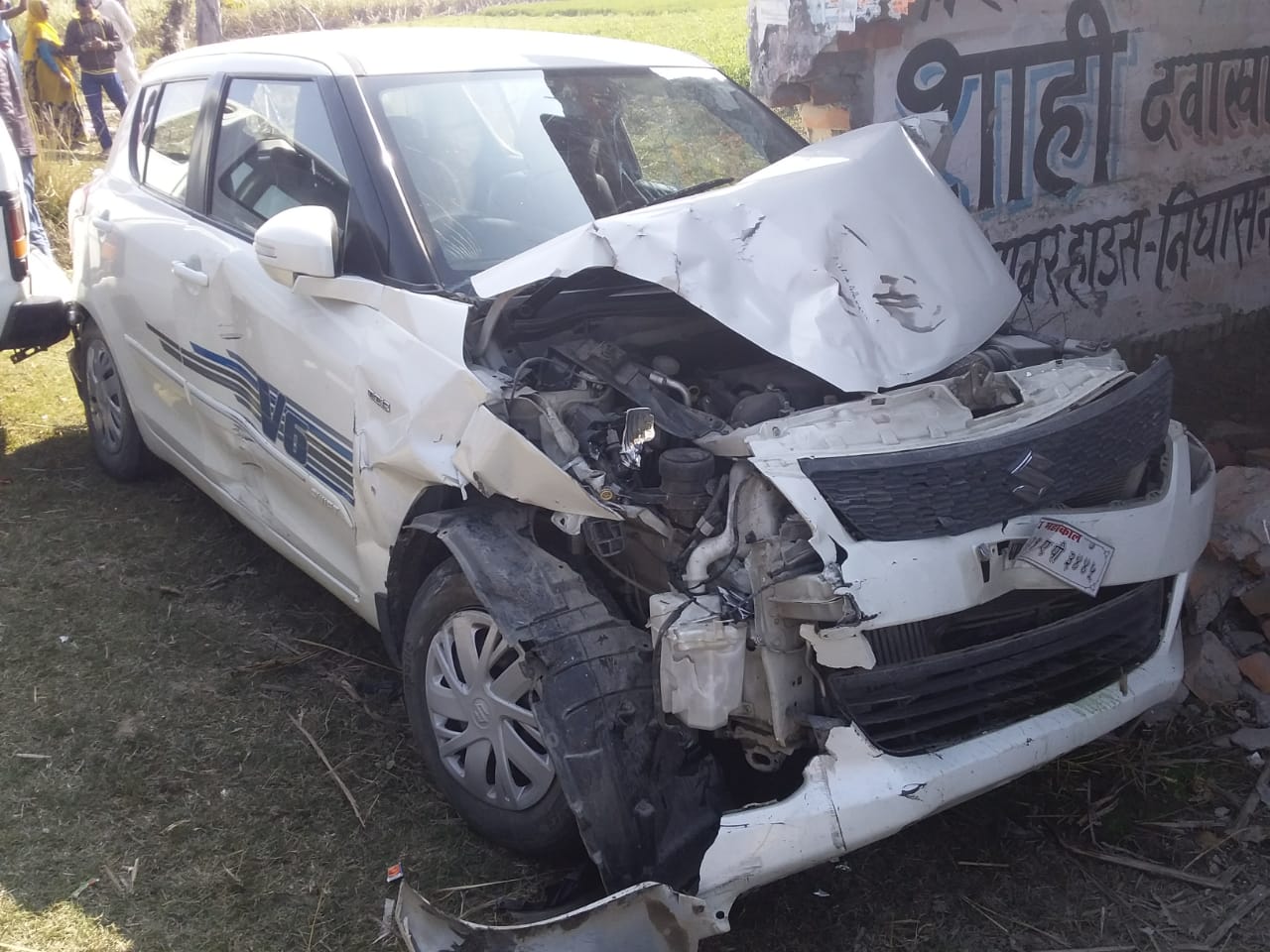  स्विफ्ट कार और मारुति वैन में हुई जबरदस्त टक्कर