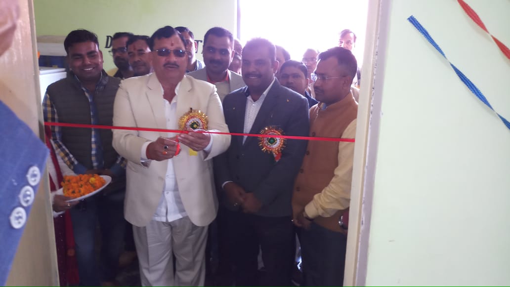 बीआरसी केंद्र के नवनिर्माण बाउंड्री वॉल आर ओ का गोला विधायक अरविंद गिरी के द्वारा फीता काटकर शुभारंभ