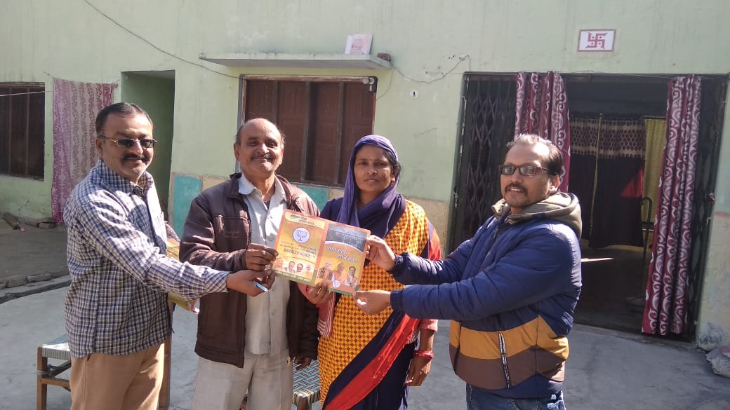 विदाई के अवसर पर स्मृति चिन्ह भेंट किया