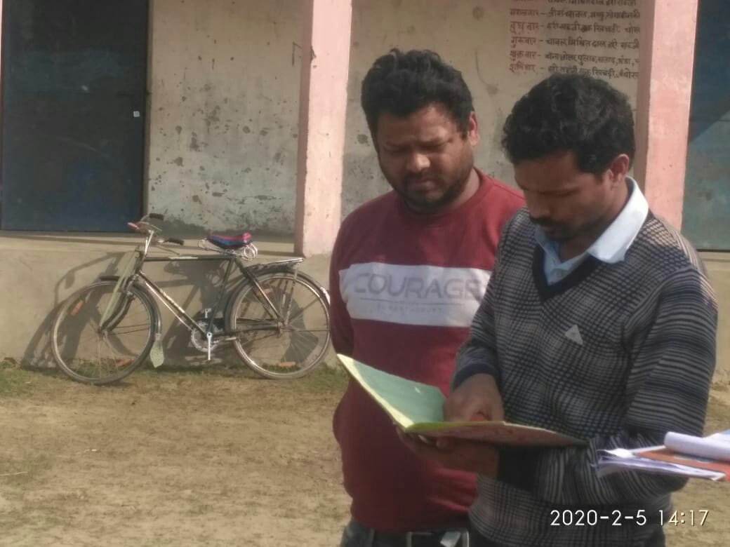 बगहा एसडीएम ने किया स्कूलों का औचक निरीक्षण छात्रों ने बताई एमडीएम की हकीकत।