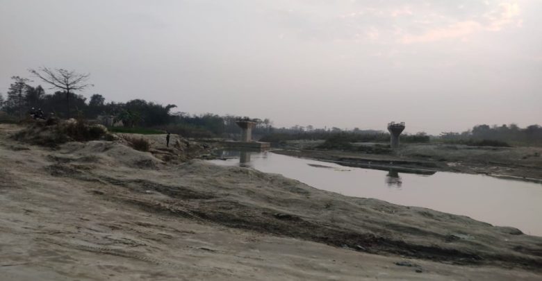 बदहाली की मार झेल रही बैरगनिया से ढाका मोतिहारी जिला को जोड़ने वाली फुलवरिया घाट का अधूरा पुल