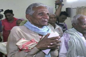 ग्राम प्रधान और सेक्रेटरी की मिलीभगत से 10 जीवित लोग मुर्दा घोषित 