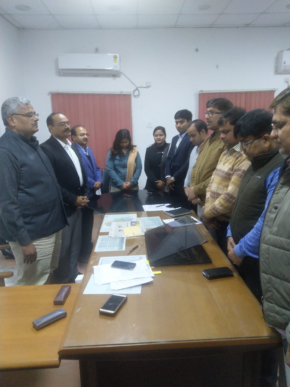 बेतिया।लोक शिकायत निवारण पदाधिकारी के रूप में पदस्थापित शशांक कुमार के असामयिक निधन पर शोक सभा का आयोजन।।
