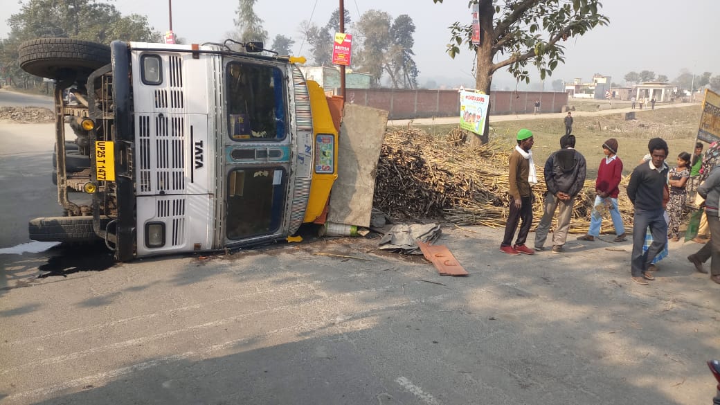गन्ना भरा ट्रक पलटा