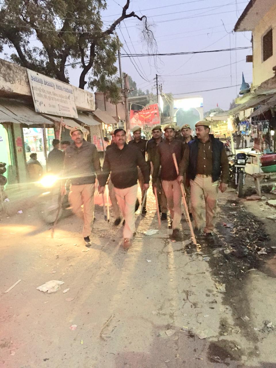 थाना प्रभारी अनिल कुमार सैनी पैदल गस्त मैं फोर्स