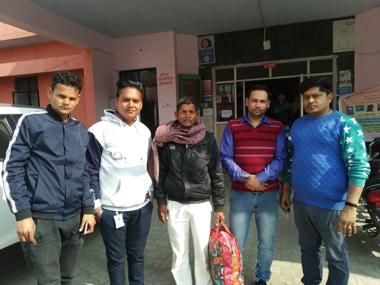 बेसुध पड़े घायल को युवा यस अकवंशी ने पहुंचाया अस्पताल