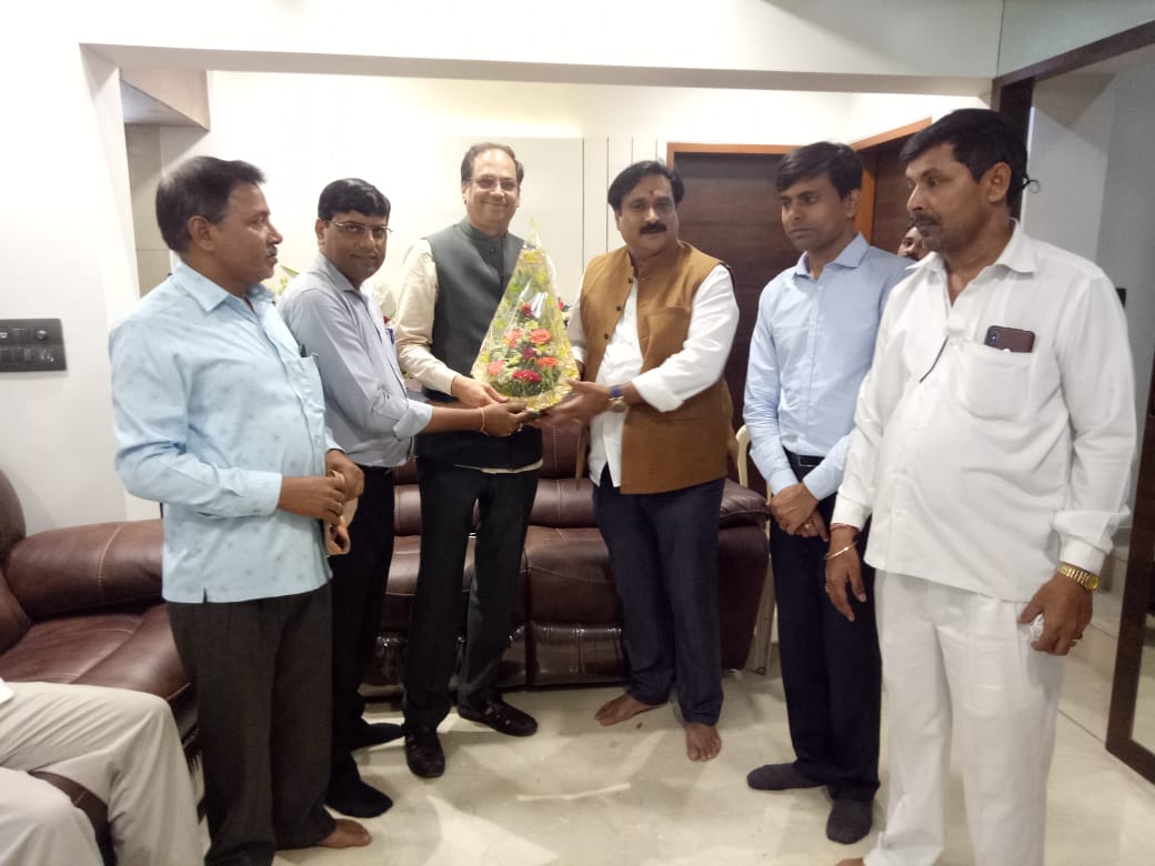 मुंबई के विले पार्ले विधानसभा से भाजपा विधायक पराग अलवणी के जन्मदिन पर बधाई देने पहुँचे वरिष्ठ पत्रकार संदीप शुक्ला और कई नेता,कार्यकर्ता....