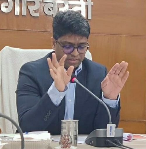 बस्ती: शौचालय निर्माण में लापरवाही पर 270 ग्राम प्रधानों को कारण बताओ नोटिस तथा 2 के खिलाफ प्राथमिकी दर्ज।
