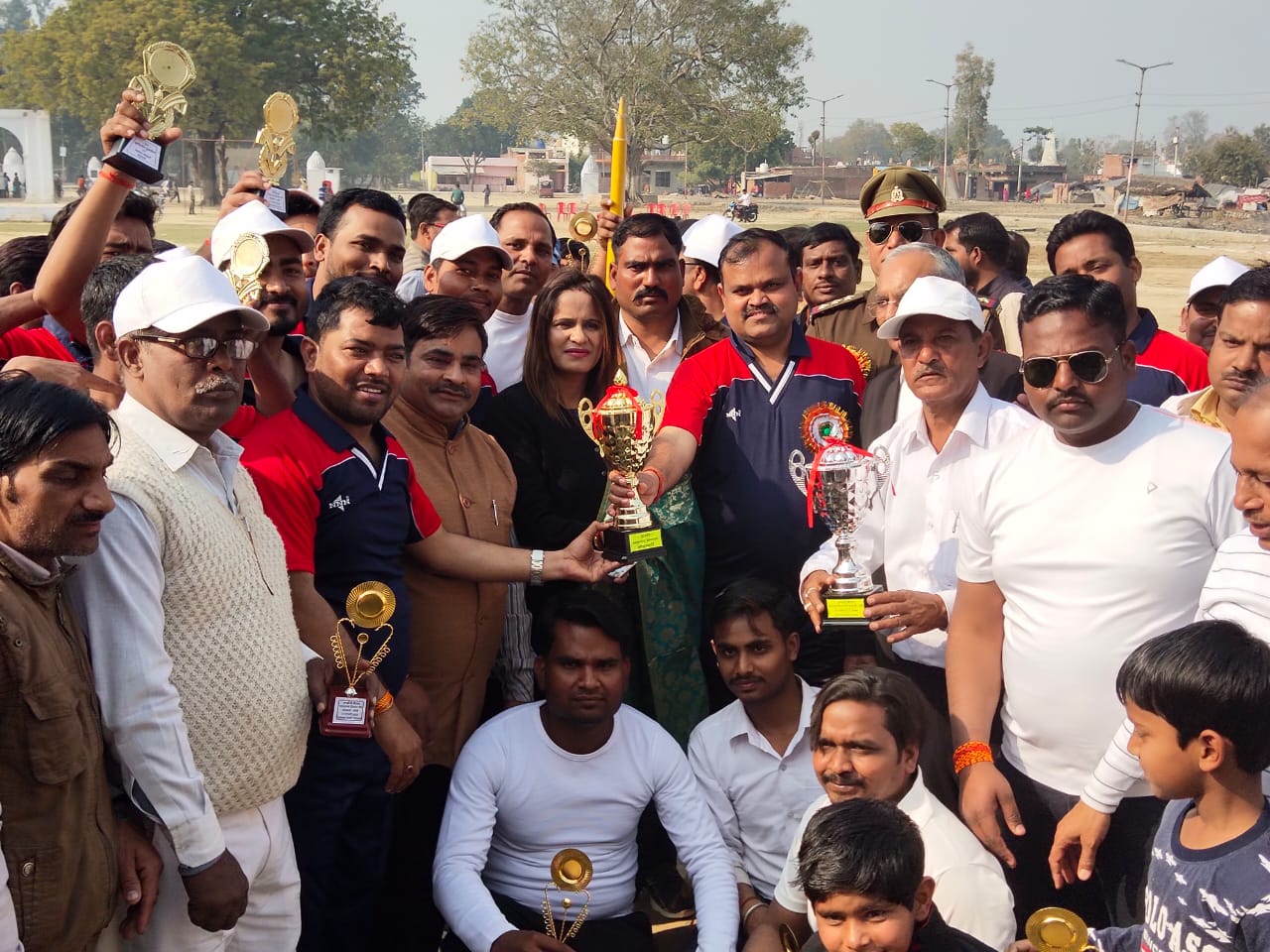 पत्रकार एकादश और एसडीएम एकादश के बीच आज रामलीला ग्राउंड में श्रद्धावन मैच आयोजित किया गया