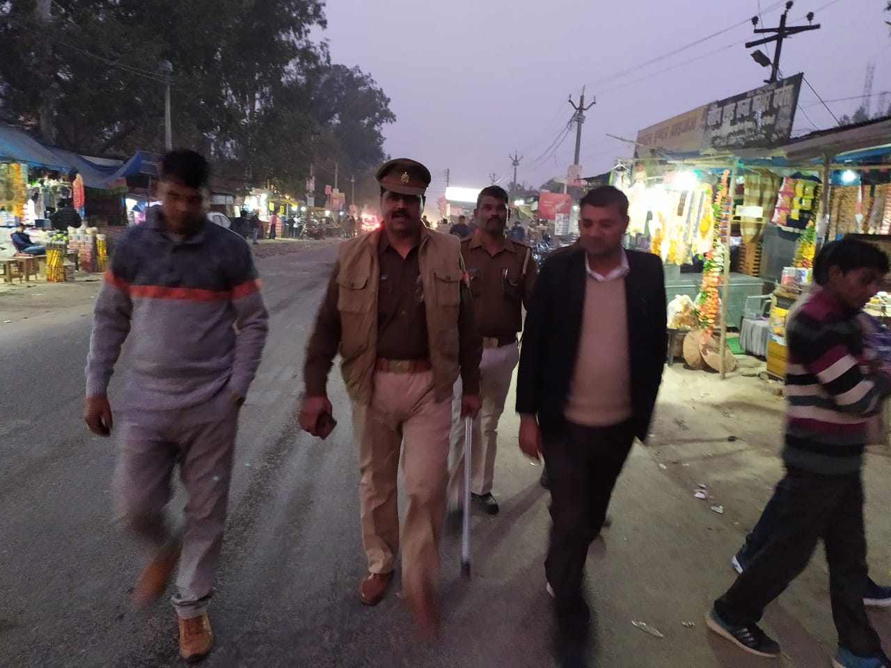 मितौली थाना वरिष्ठ उपनिरीक्षक जे पी यादव ने पुलिस बल के साथ बोर्ड परीक्षा केंद्रों का निरीक्षण किया