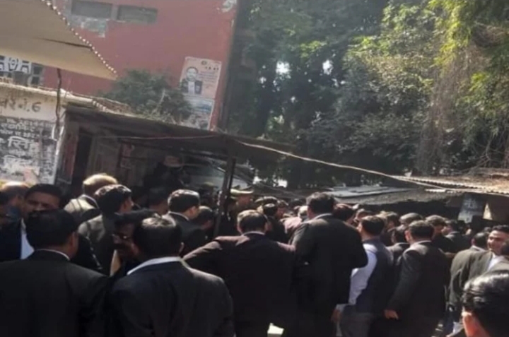 वजीरगंज कोर्ट परिसर में देसी बम के हमले से सनसनी, कई वकील घायल