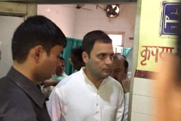 कांग्रेस उपाध्यक्ष राहुल गांधी रायबरेली पहुंचे और  जिला अस्पताल में भर्ती घायलों से मिले