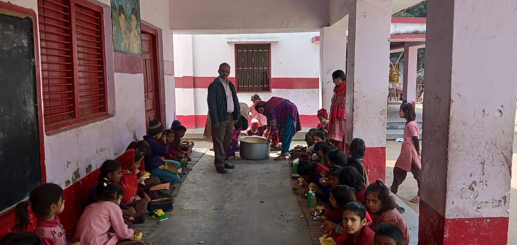 डॉक्टर नजर अंसारी के प्रयासों से मिड डे मील वह वितरण व्यवस्था में हुआ सुधार