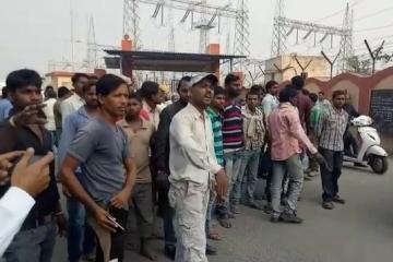 NTPC हादसा : प्लांट के बाहर मजदूरों का ​बवाल