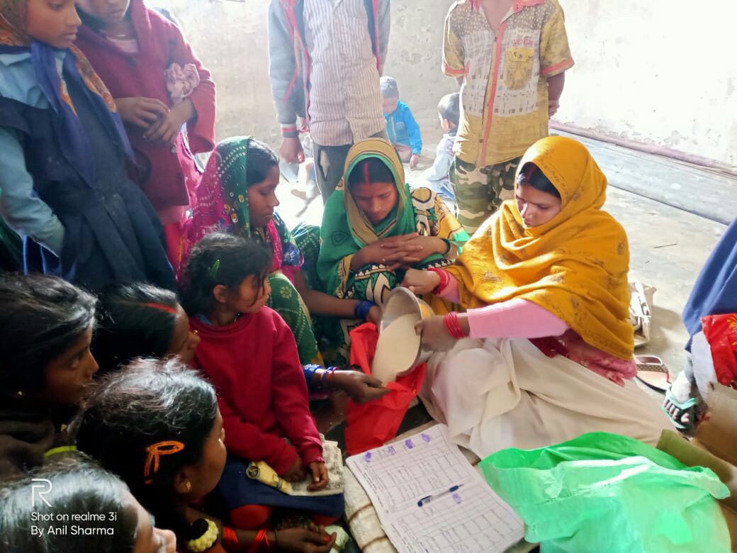 बेतिया।आंगनवाड़ी केंद्र पर टेक होम राशन का हुआ वितरण