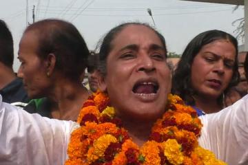 मथुरा वृंदावन नगर निगम के मेयर पद के लिए  किन्नर ने निर्दलीय परचा दाखिल किया.