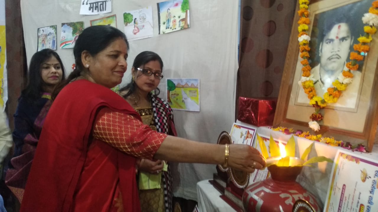 स्मारक चित्रकला प्रतियोगिता समारोह का मीनाक्षी अग्रवाल द्वारा दीप प्रज्वलित कर शुभारंभ किया