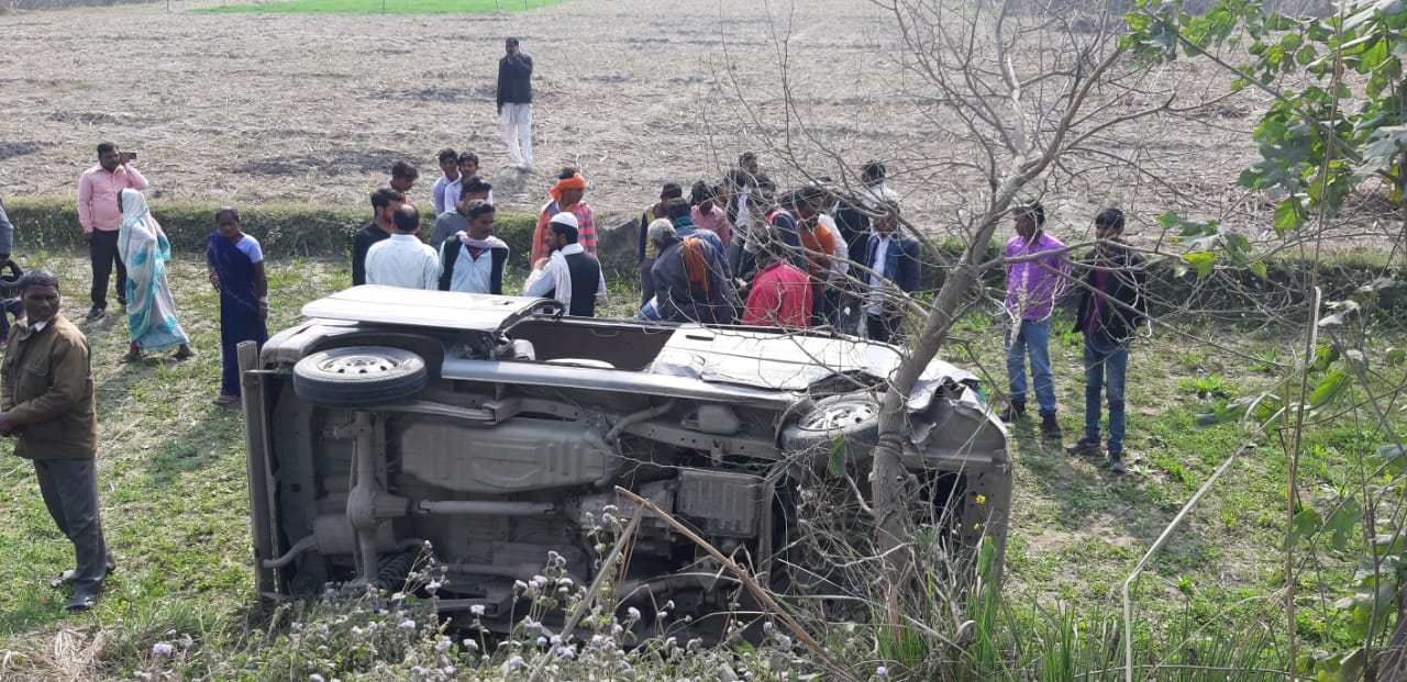 ओवरटेक करने में ओमनी गाड़ी खाई में पलटी