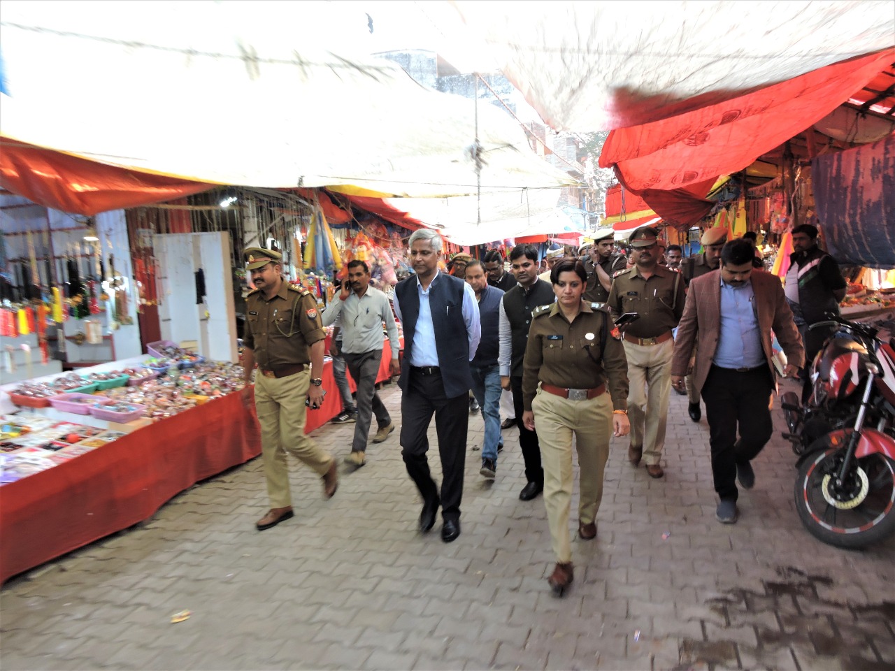 डीएम एसपी ने शिव मंदिर व संपूर्ण मेला परिसर का भ्रमण किया