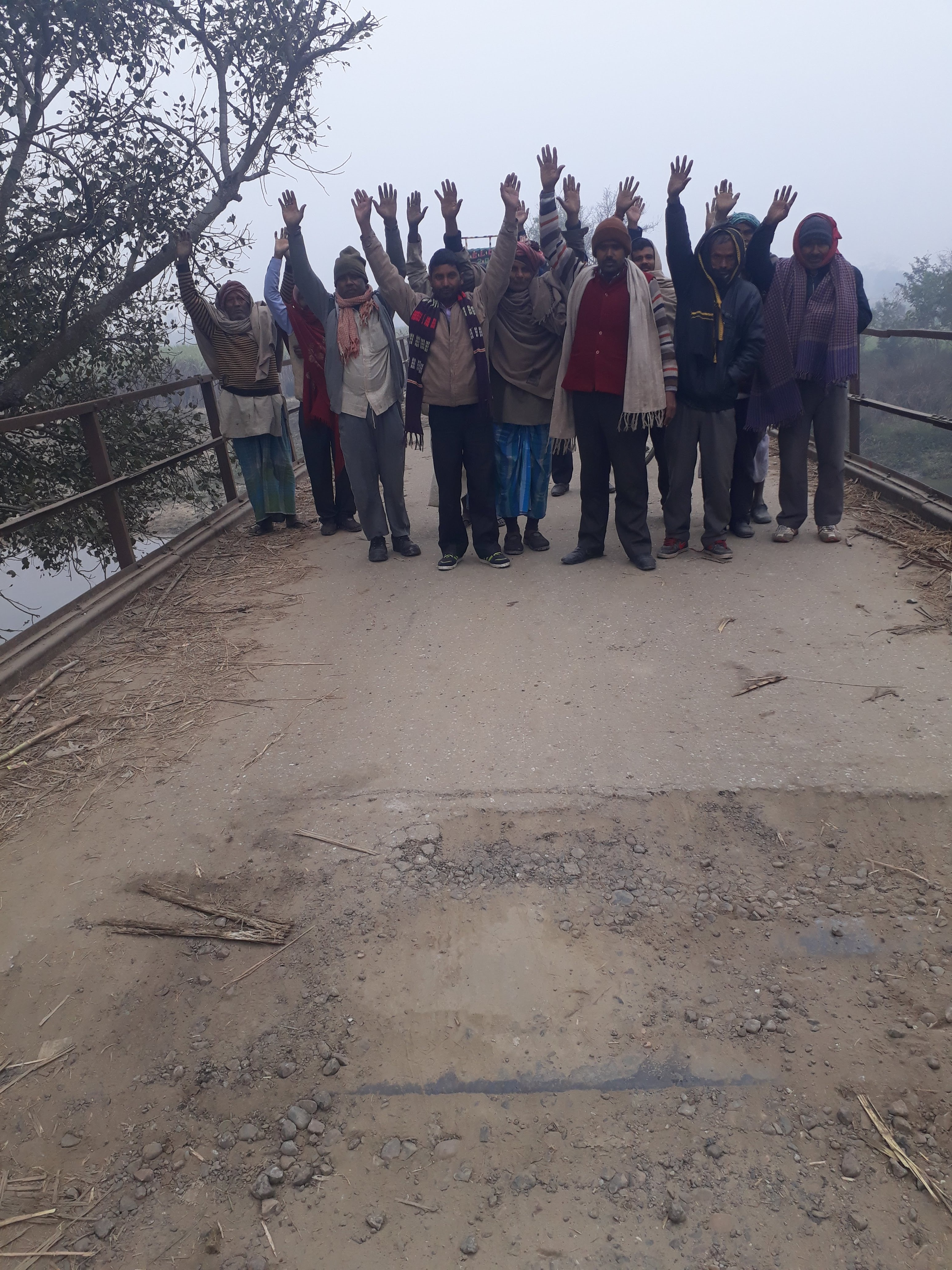 बगहा प्रखण्ड़ एक हरपुर व बरिअरवा गांव के बीच सिकरहना नदी पर बना स्कू्रपाइप पुल की जर्जरता लोगों के लिए परेशानी का सबब बना हुआ है.