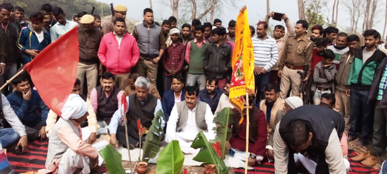 जिलाधिकारी एवं सदर विधायक योगेश वर्मा के द्वारा नदी का भूमि पूजन किया गया