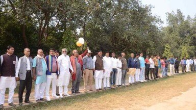  भागलपुर।।अंगिका भाषा के सम्मान में सैंडिस कंपाउंड में एक-दूजे का हाथ थाम बनी मानव श्रृंखला ।।