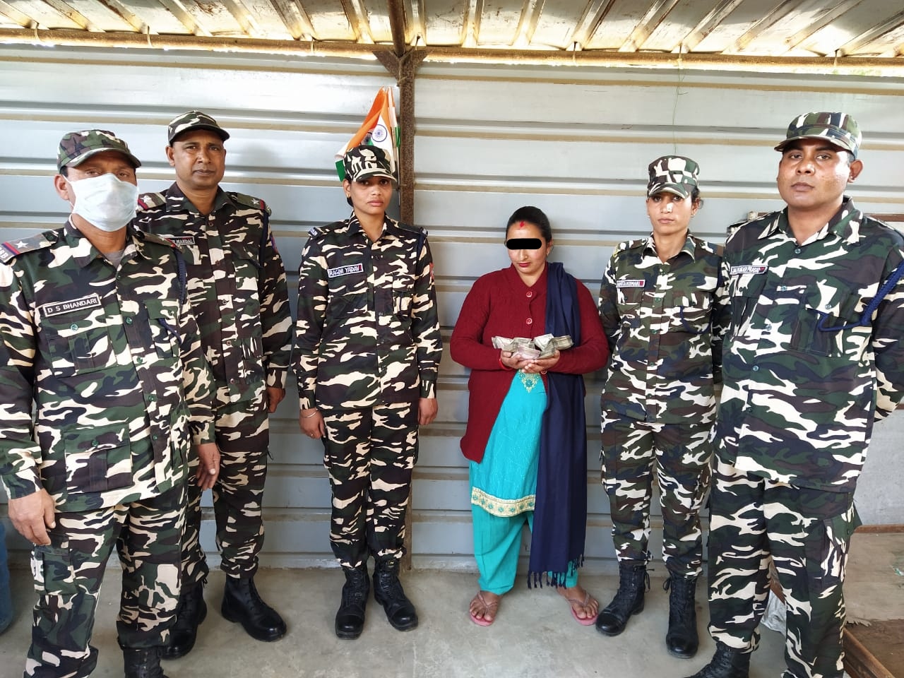 सुरक्षाबलों के सक्रियता से बॉर्डर पर पकड़ी गई नेपाली महिला मनी एक्सचेंजर