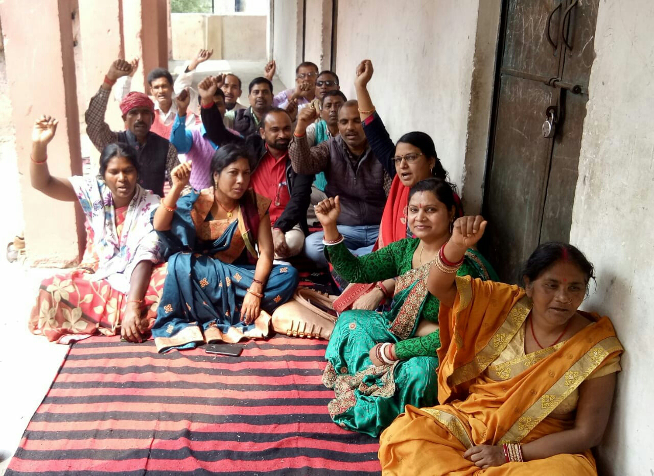 शिक्षकों के हरताल से पठन- पाठन बाधित।