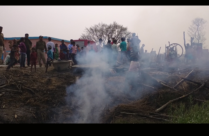  बगहा।आग लगने से एक घर जलकर राख,हजारों की सम्पत्ति हुयी खाक।मोके पर पहुँची पुलिस।सुधि लेने वाला कोई नही।